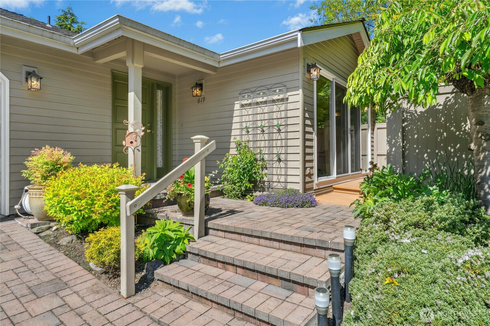Property Photo: 619 Elm Place WA 98020