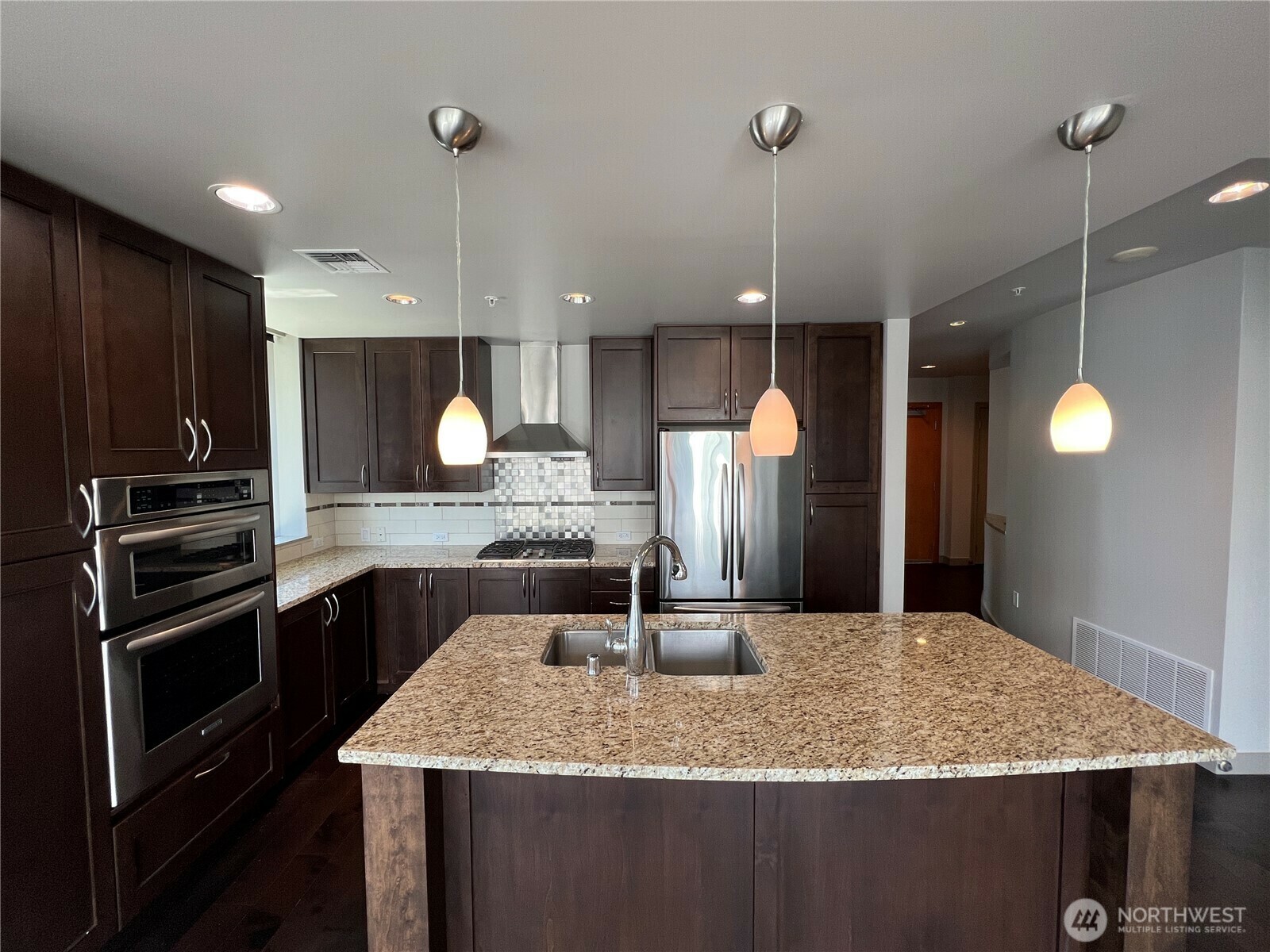 Property Photo: 10610 NE 9th Place 2209 WA 98004
