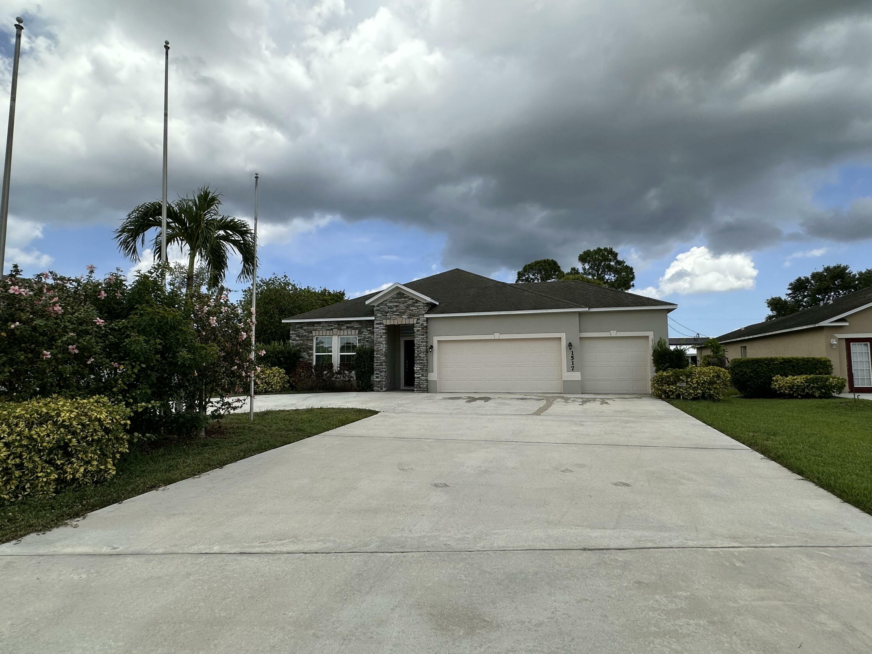 Property Photo:  1517 SW Bayshore Boulevard  FL 34983 