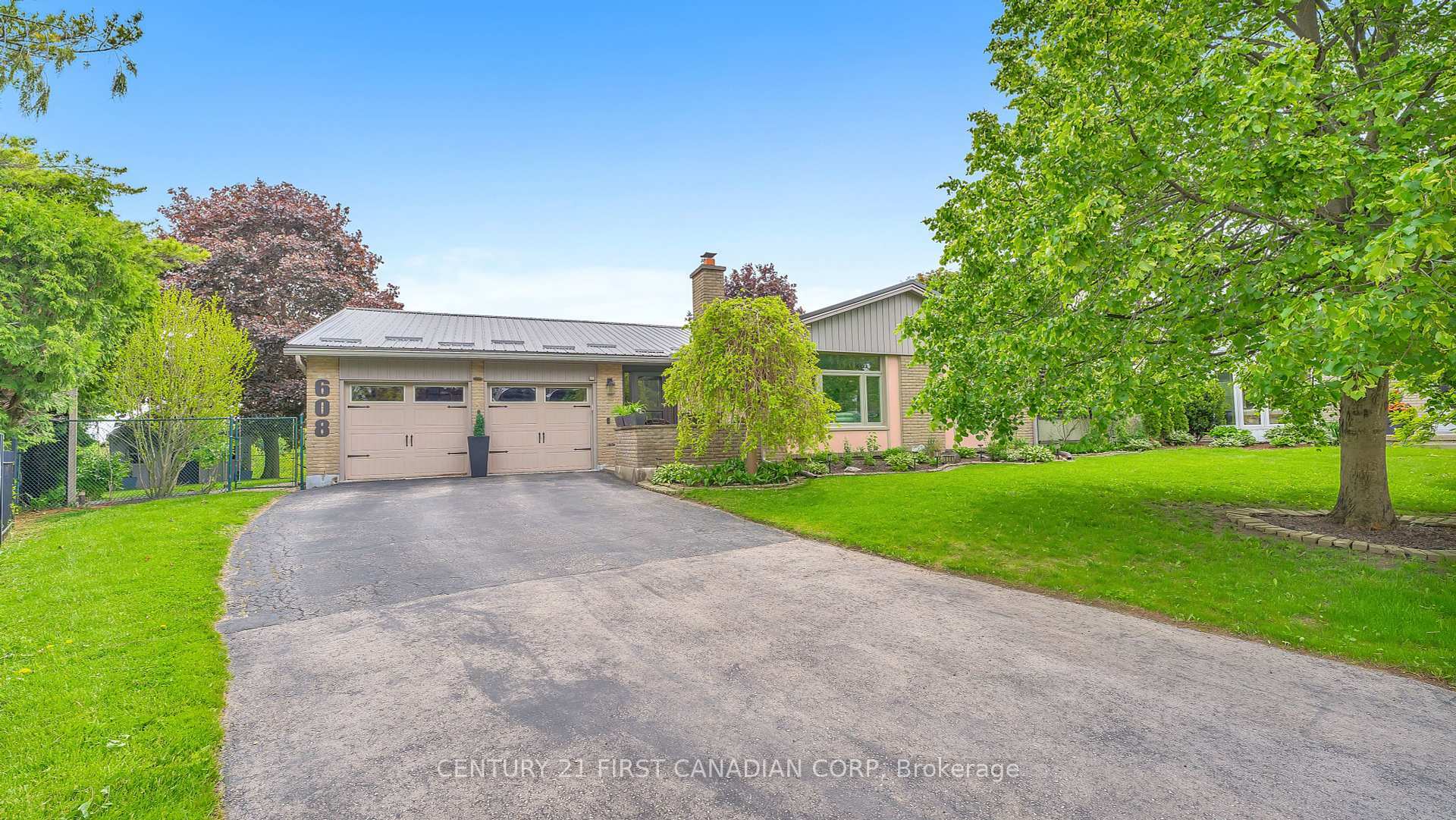 Property Photo: 608 Fox Mill Place ON N6J 2B2
