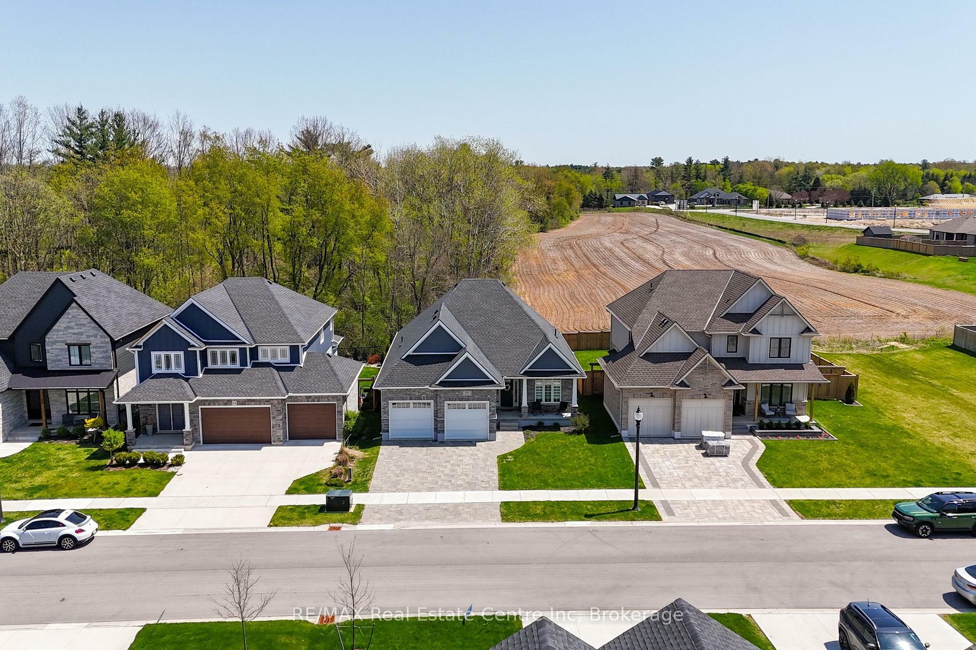 Property Photo:  98 Mill Pond Crescent  ON N0L 1G5 