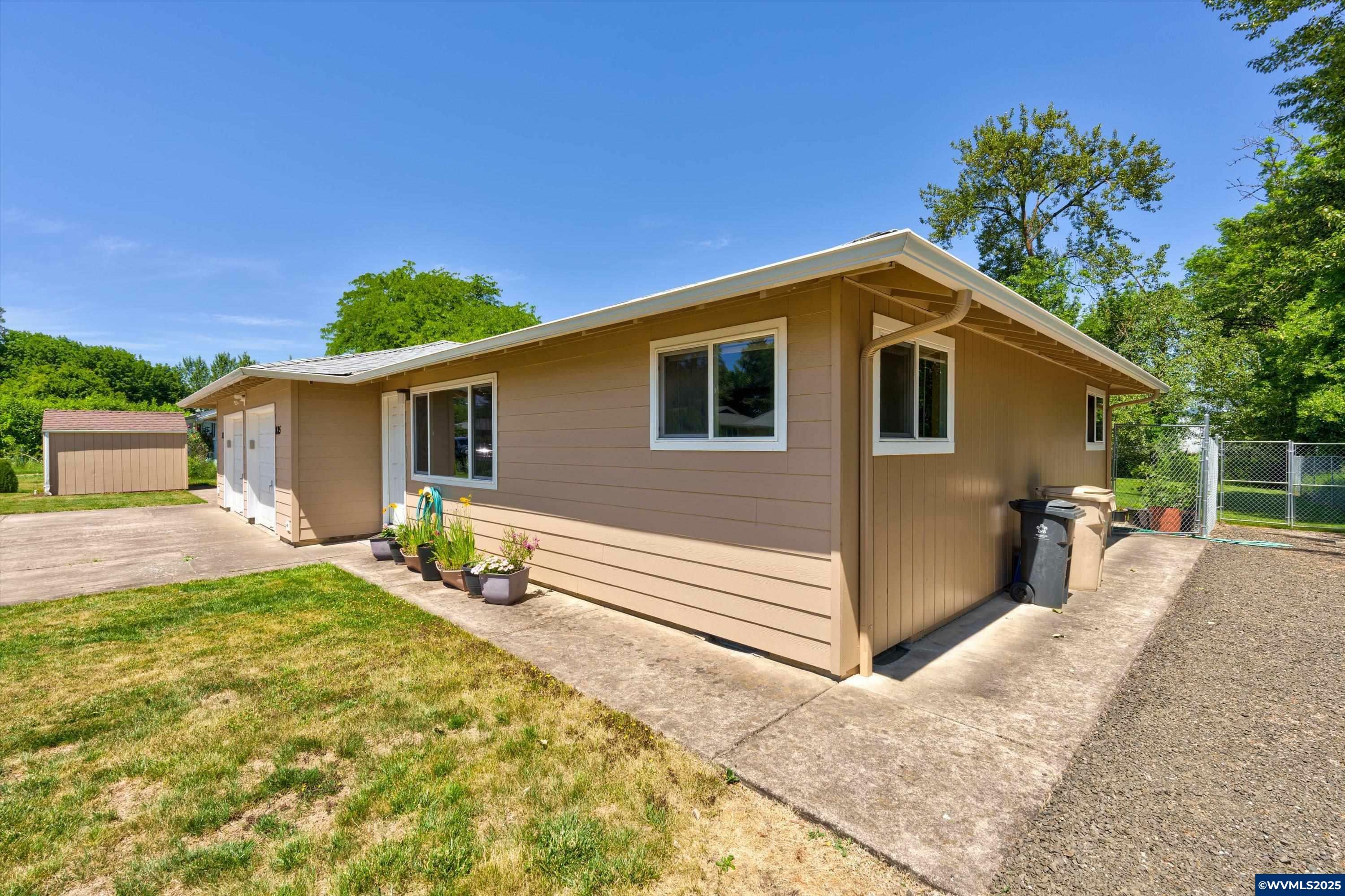 Property Photo: 875 NE Woodcrest (-885) Av OR 97330