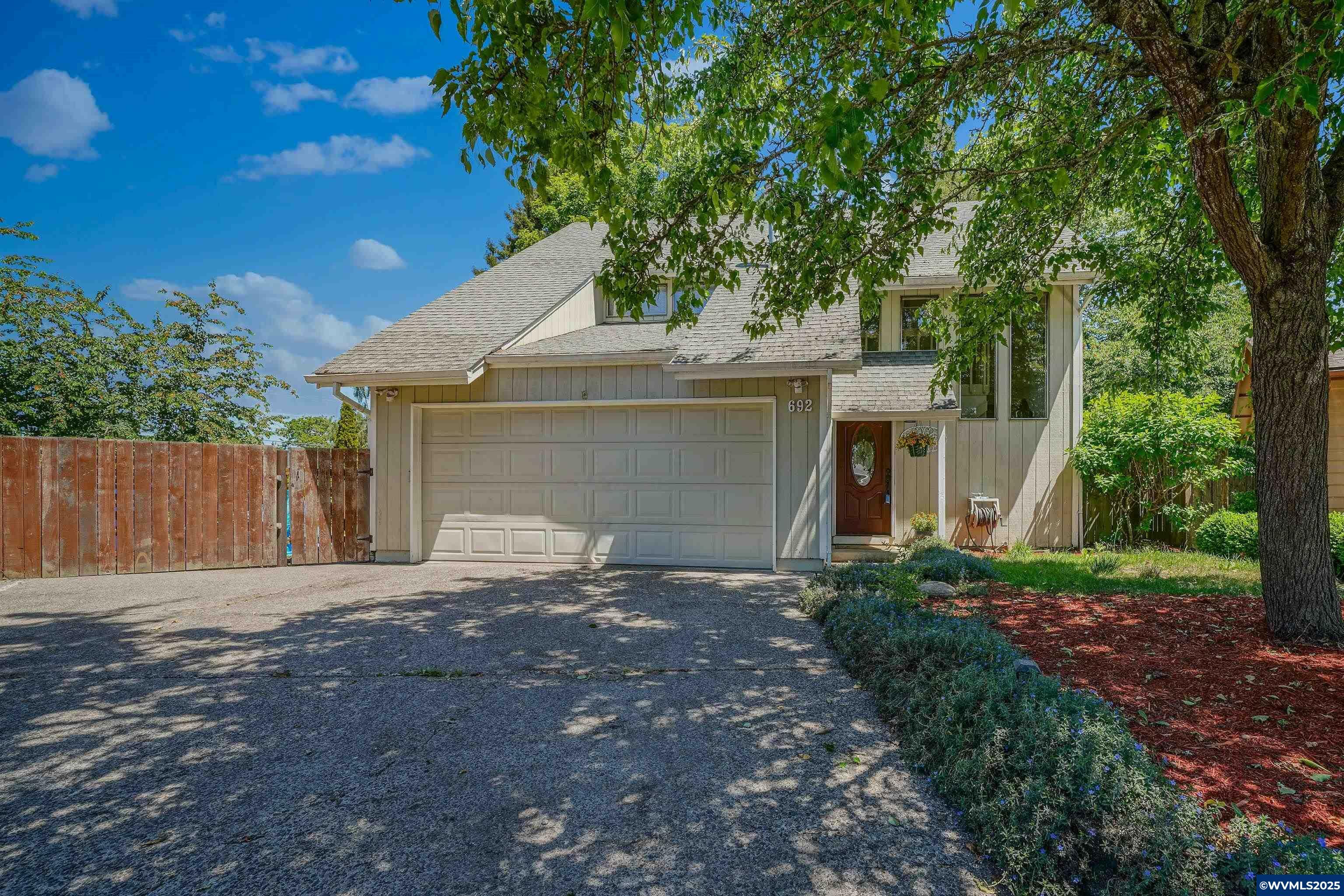 Property Photo: 692 Fanny Ct NE OR 97301