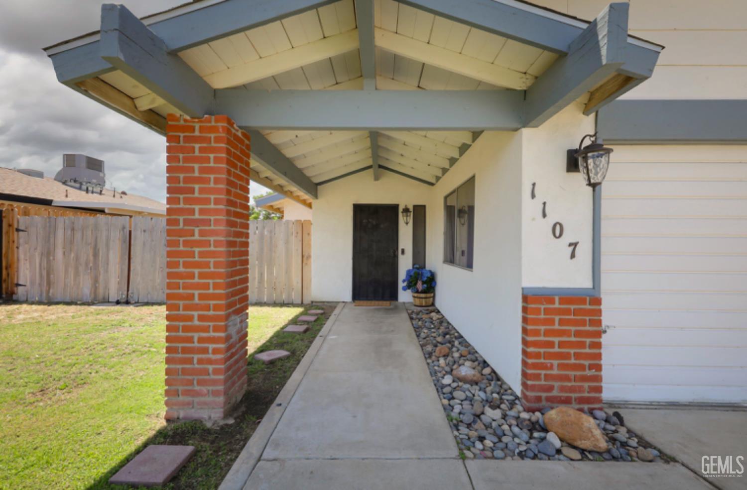 Property Photo: 1107 McGinley Avenue CA 93308