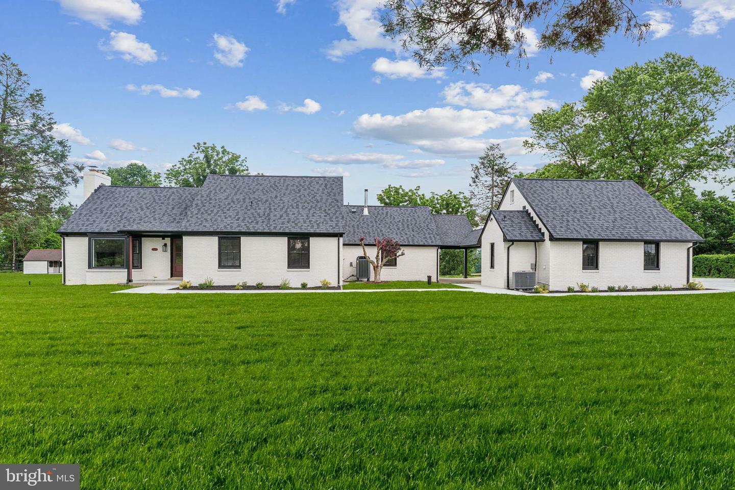 Property Photo: 39891 Old Wheatland Road VA 20197