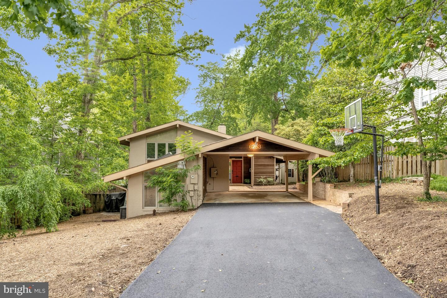 Property Photo: 6253 N Kensington Street VA 22101