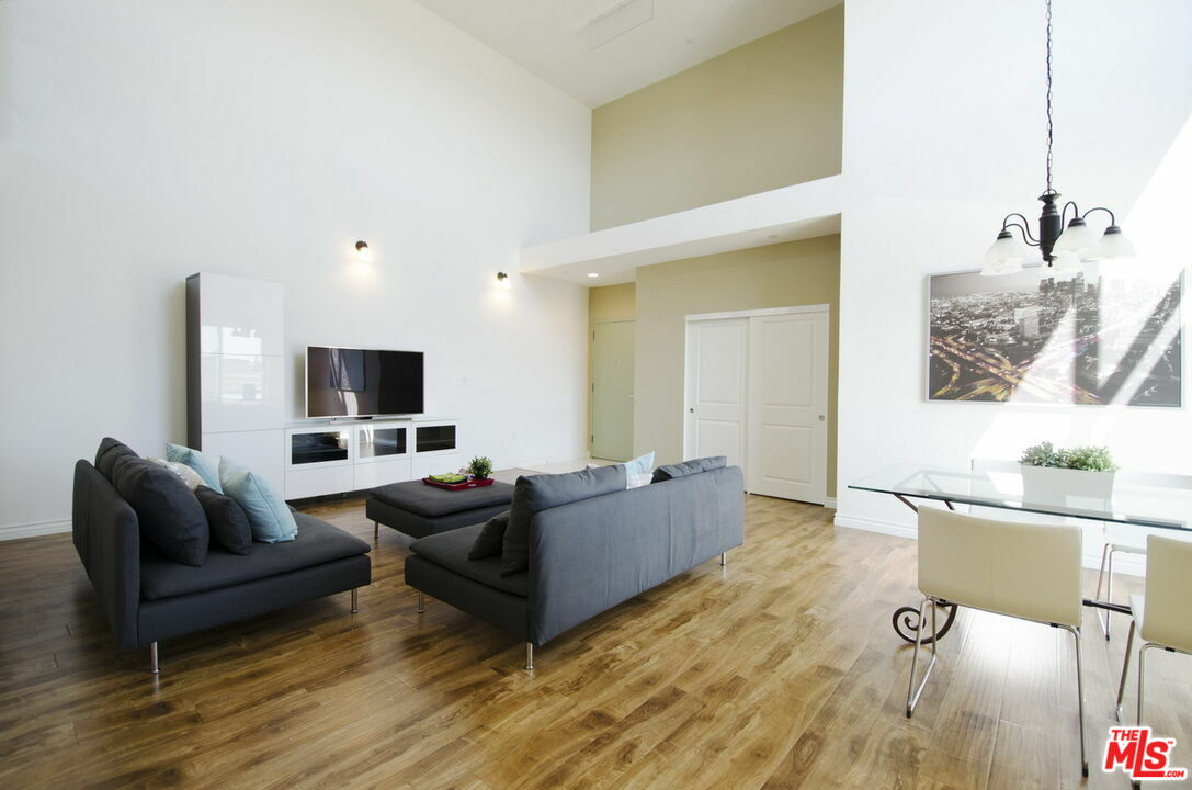 Property Photo: 546 N Oxford Ave CA 90004