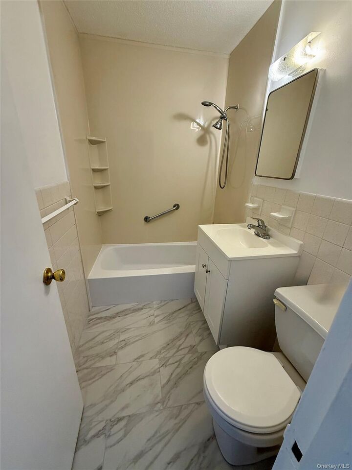 Property Photo:  1966 Newbold Avenue 405  NY 10472