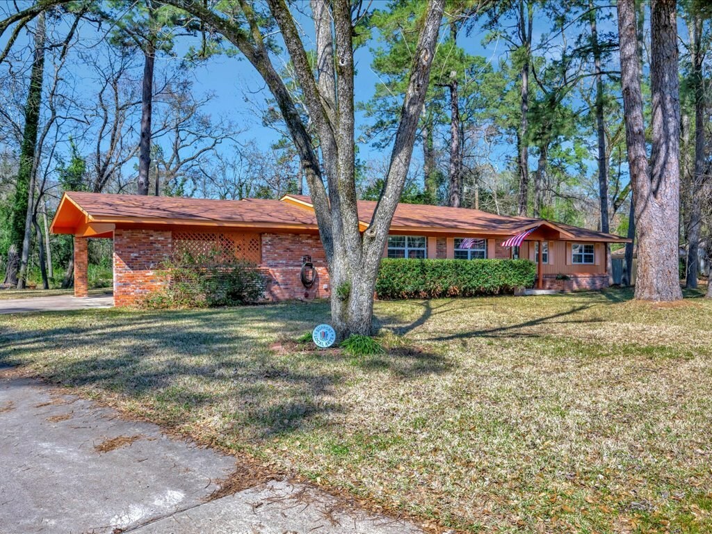 Property Photo: 1408 N Broadmoor Drive TX 75904