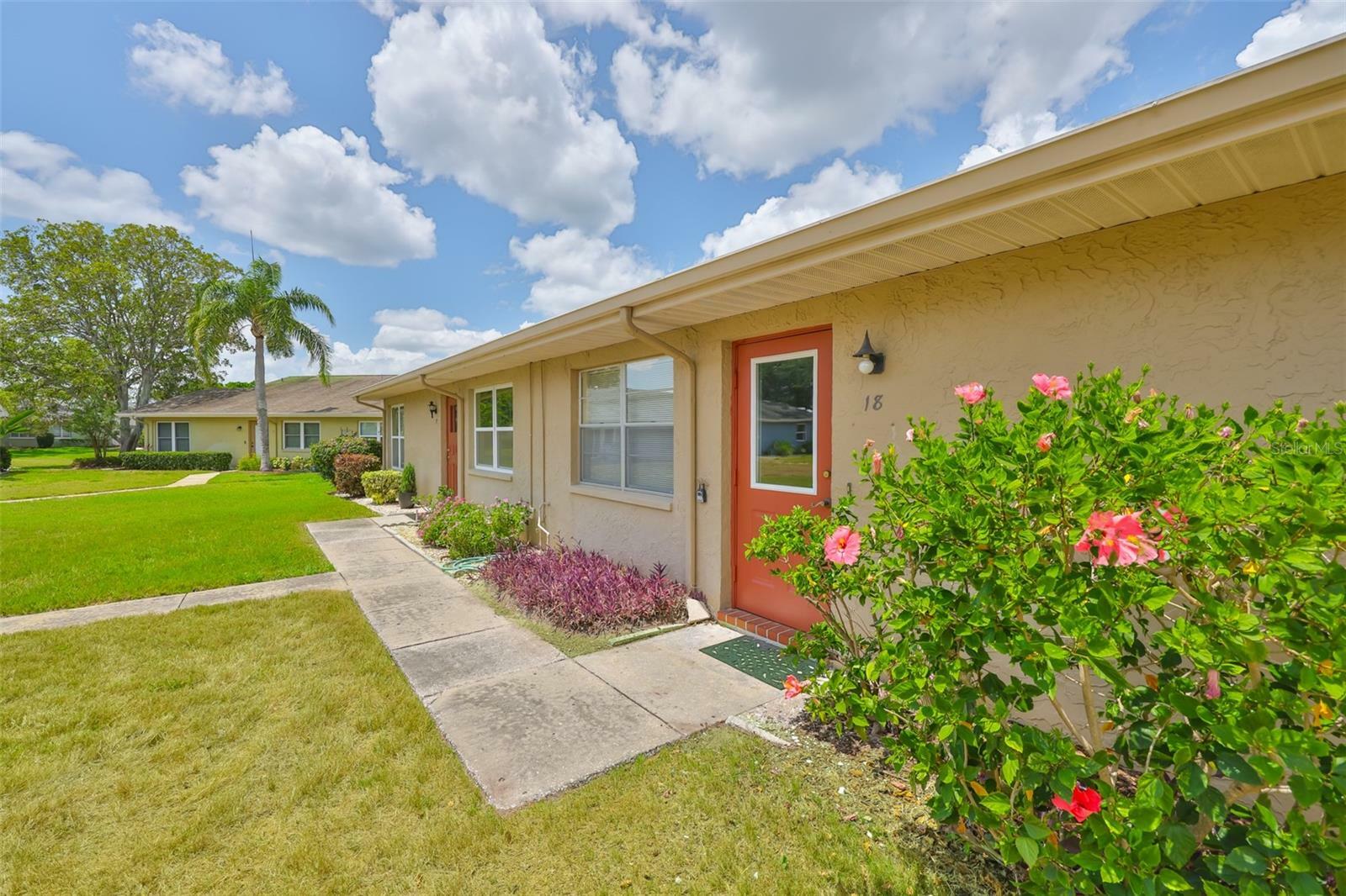 Property Photo: 1904 Canterbury Lane 18 FL 33573