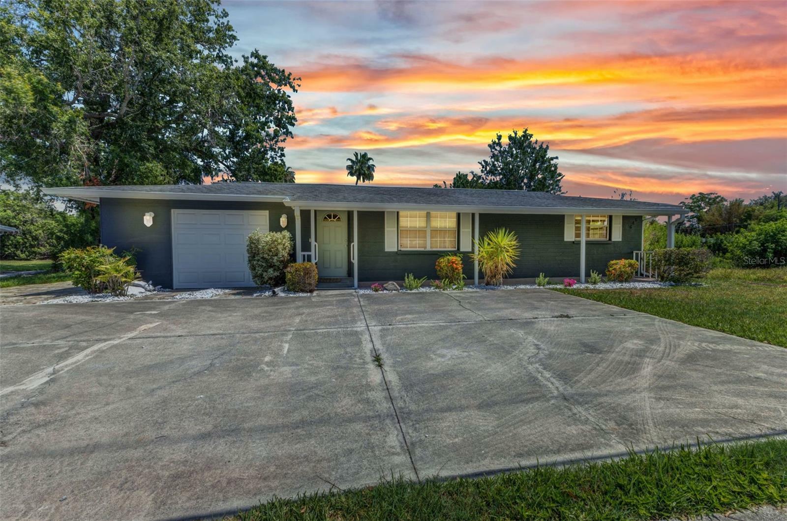 Property Photo: 646 Aqui Esta Drive FL 33950