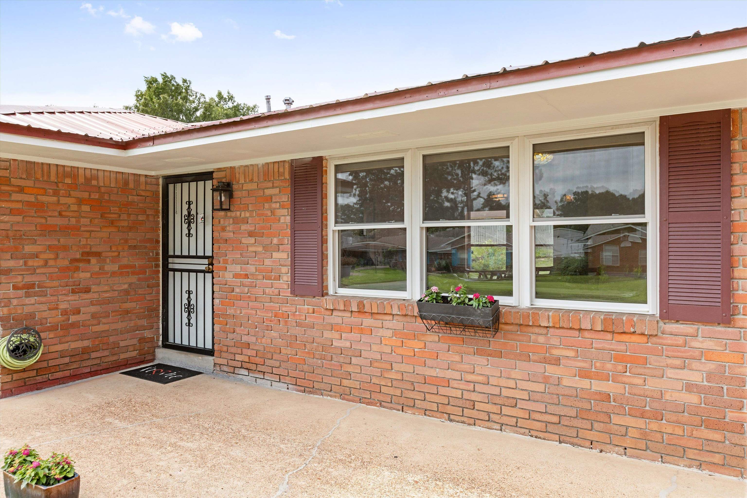 Property Photo: 5122 Rolling Fields Dr TN 38134