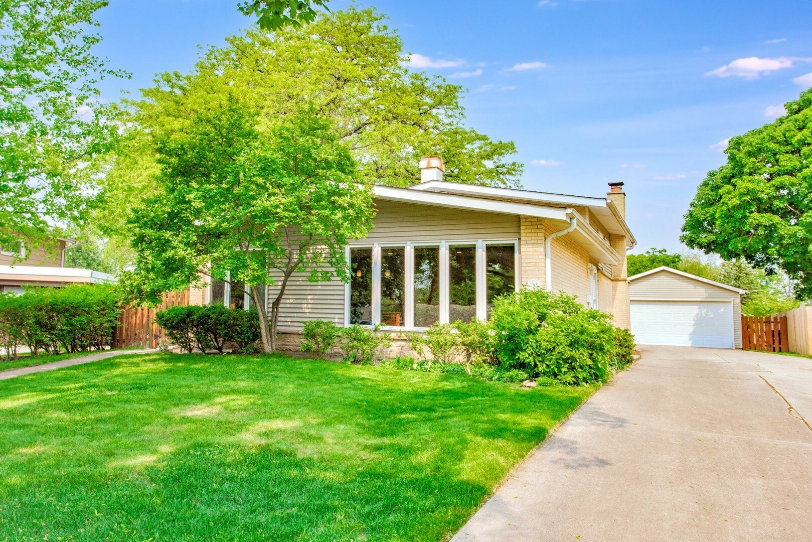 Property Photo: 346 Drake Lane IL 60016