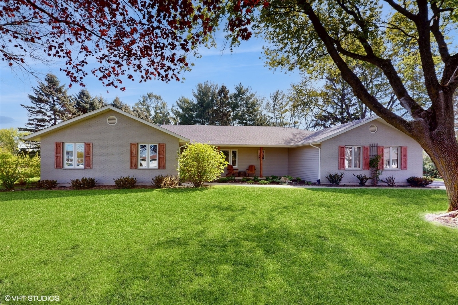 570 N Sharon Drive  Woodstock IL 60098 photo