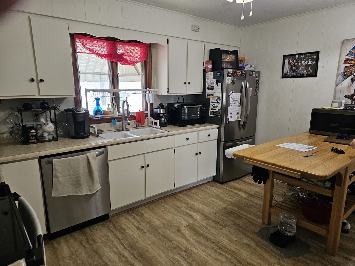Property Photo: 427 W Hurlbut Avenue IL 61008