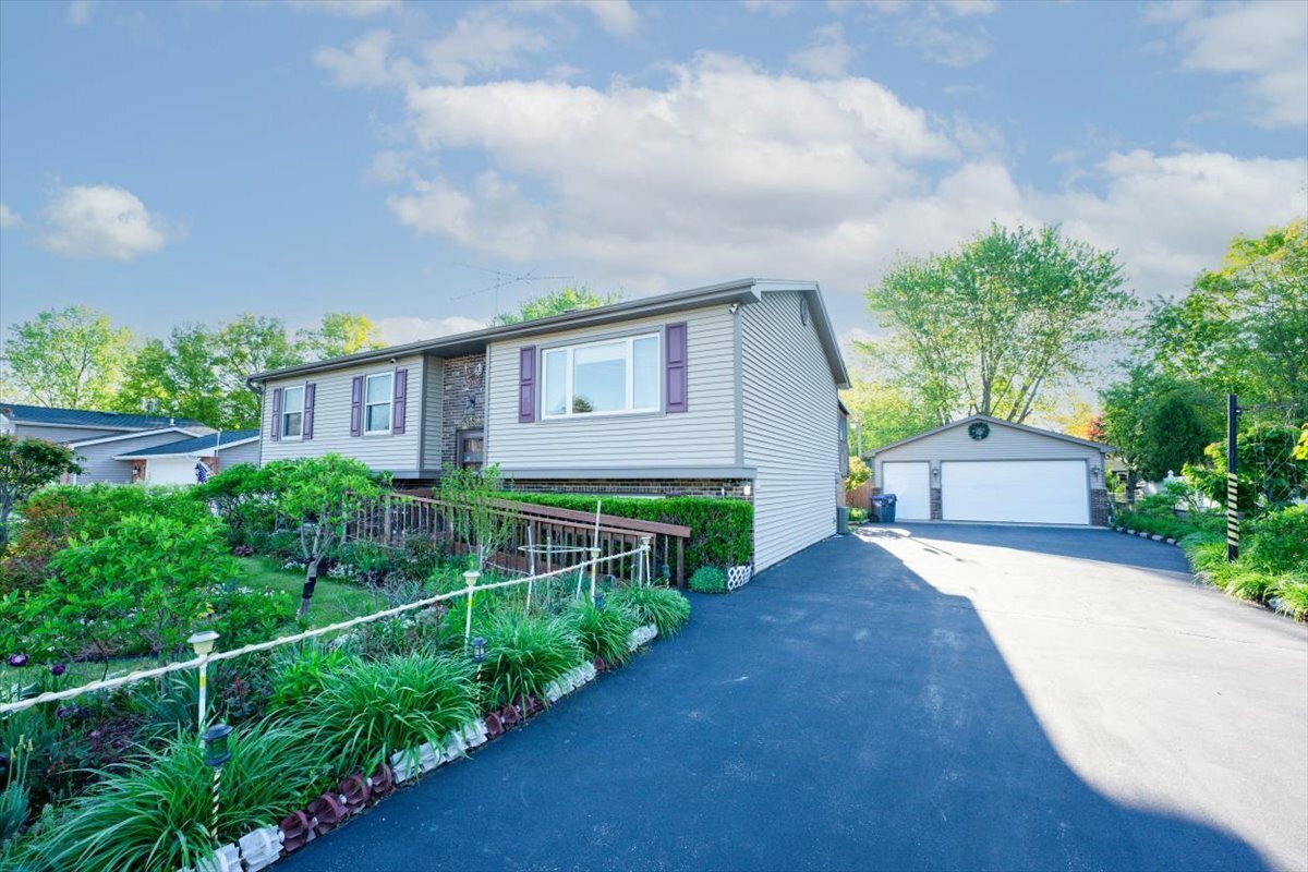 Property Photo:  38059 N Holdridge Avenue  IL 60087 