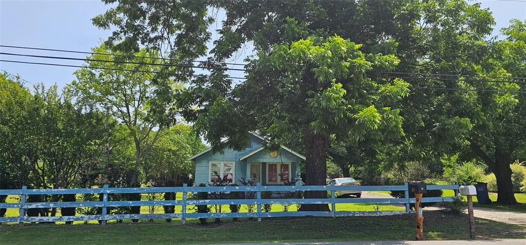 Property Photo:  812 N Waldrip Street  TX 75140 