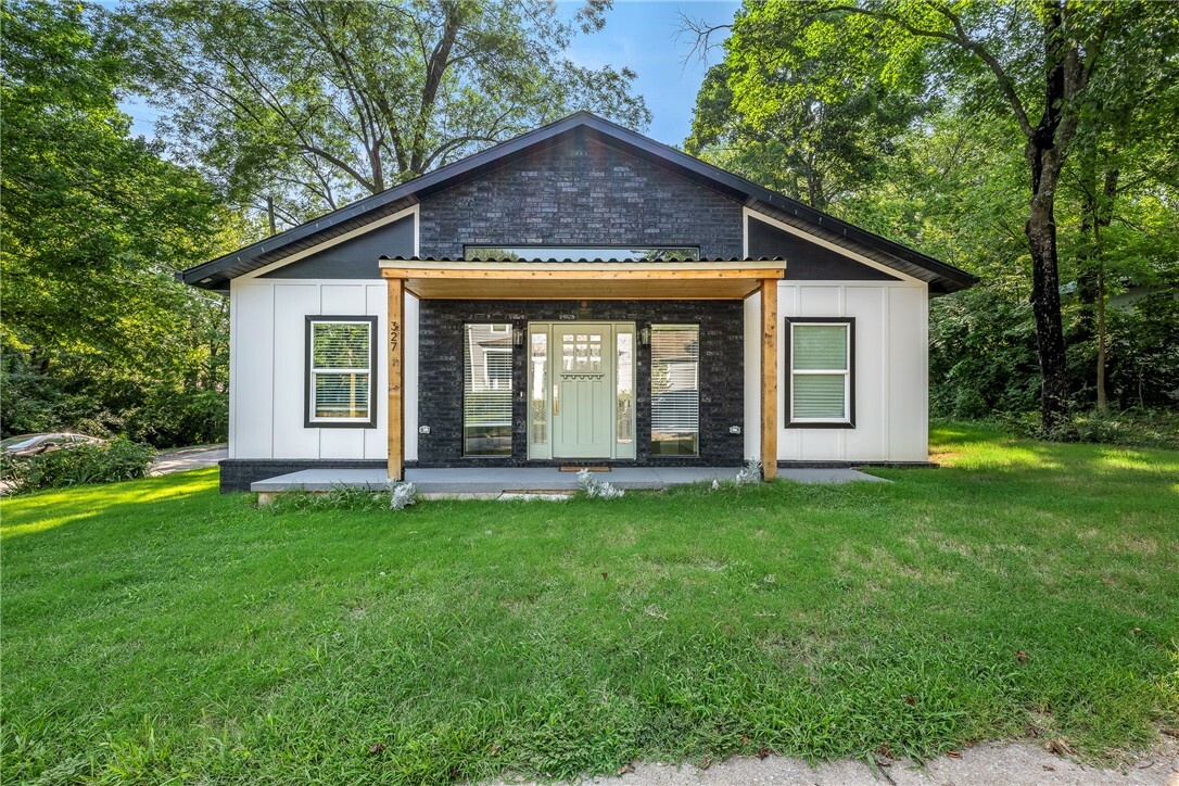 Property Photo:  327 S East Avenue  AR 72701 