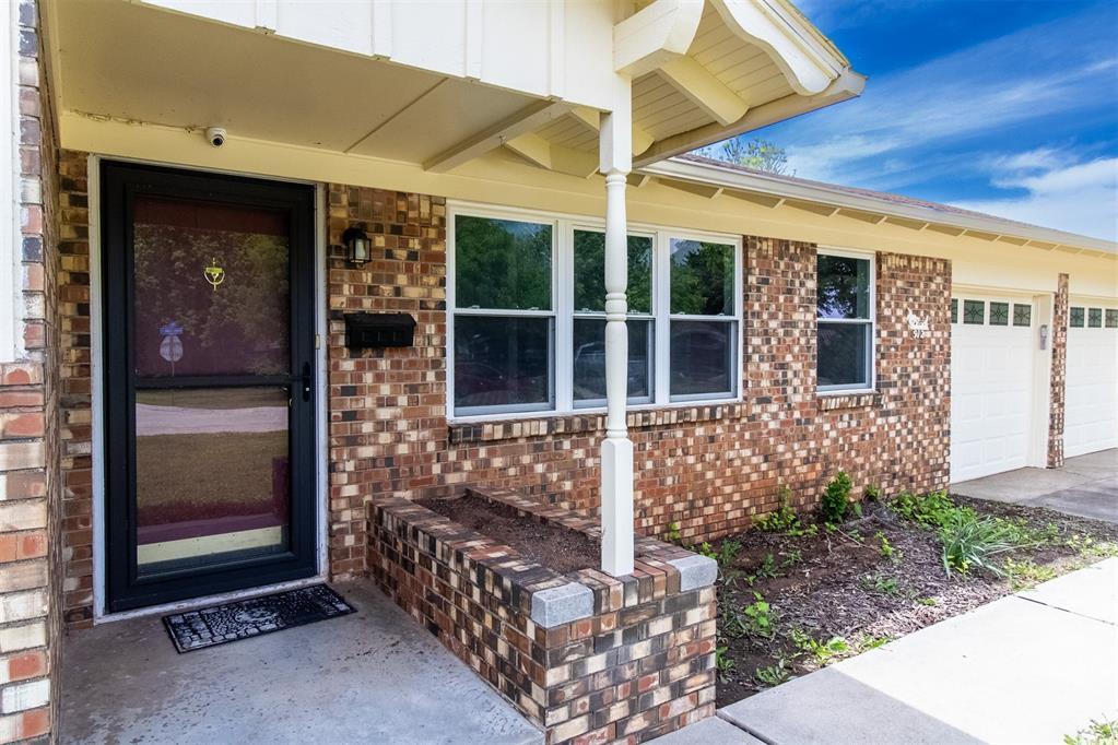 Property Photo: 512 Country Club Circle OK 73110