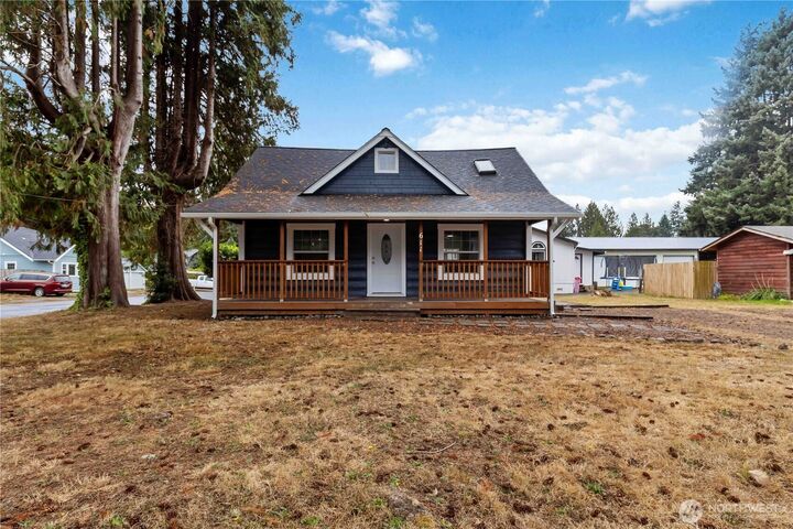 Property Photo: 611 NE Pioneer WA 98611