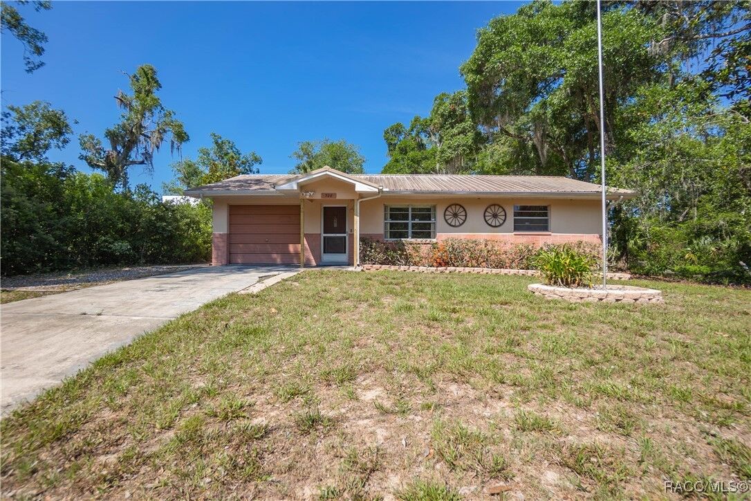 Property Photo:  728 S Juniper Way  FL 34450 