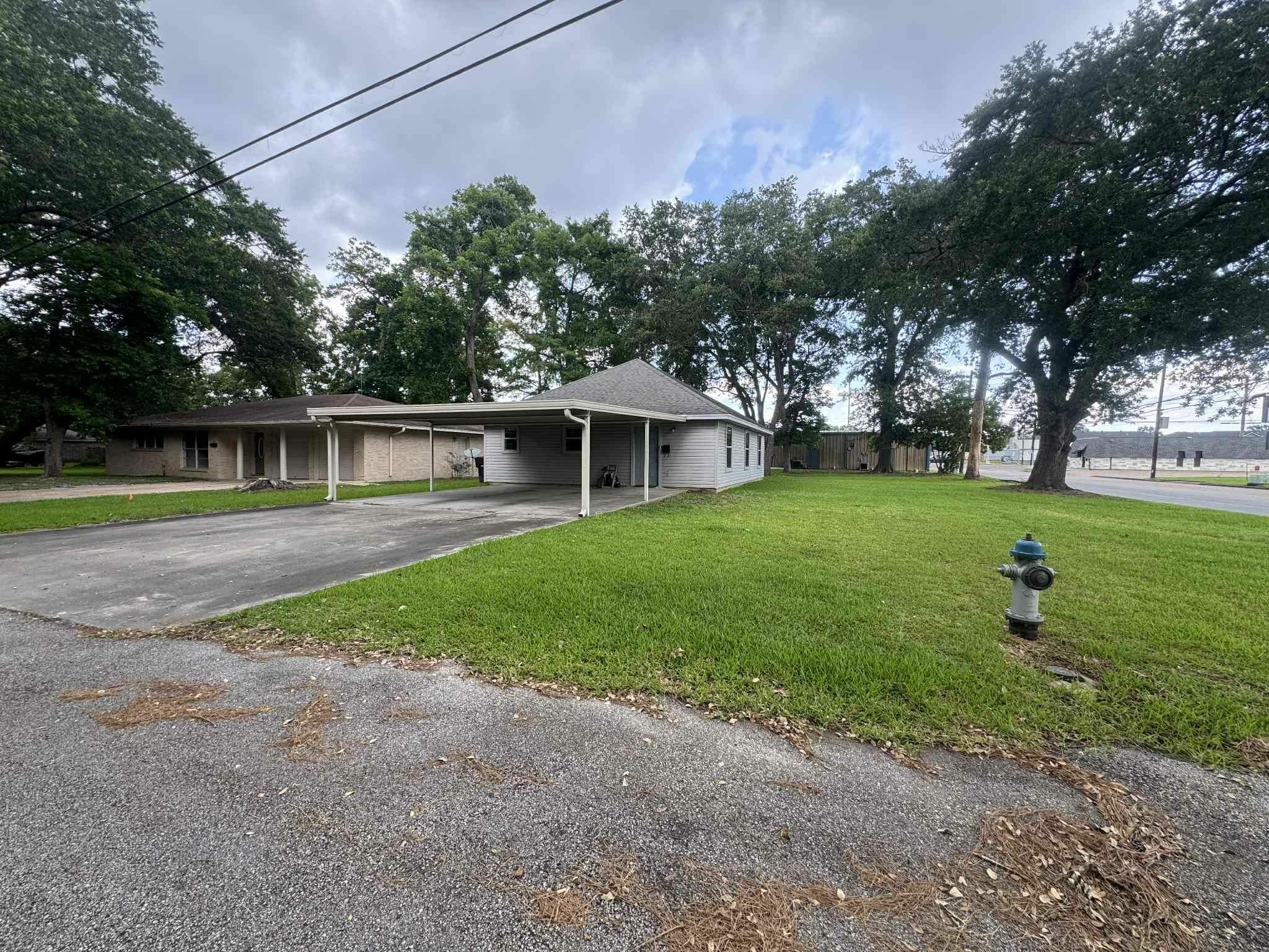 Property Photo: 825 S 12th TX 77627