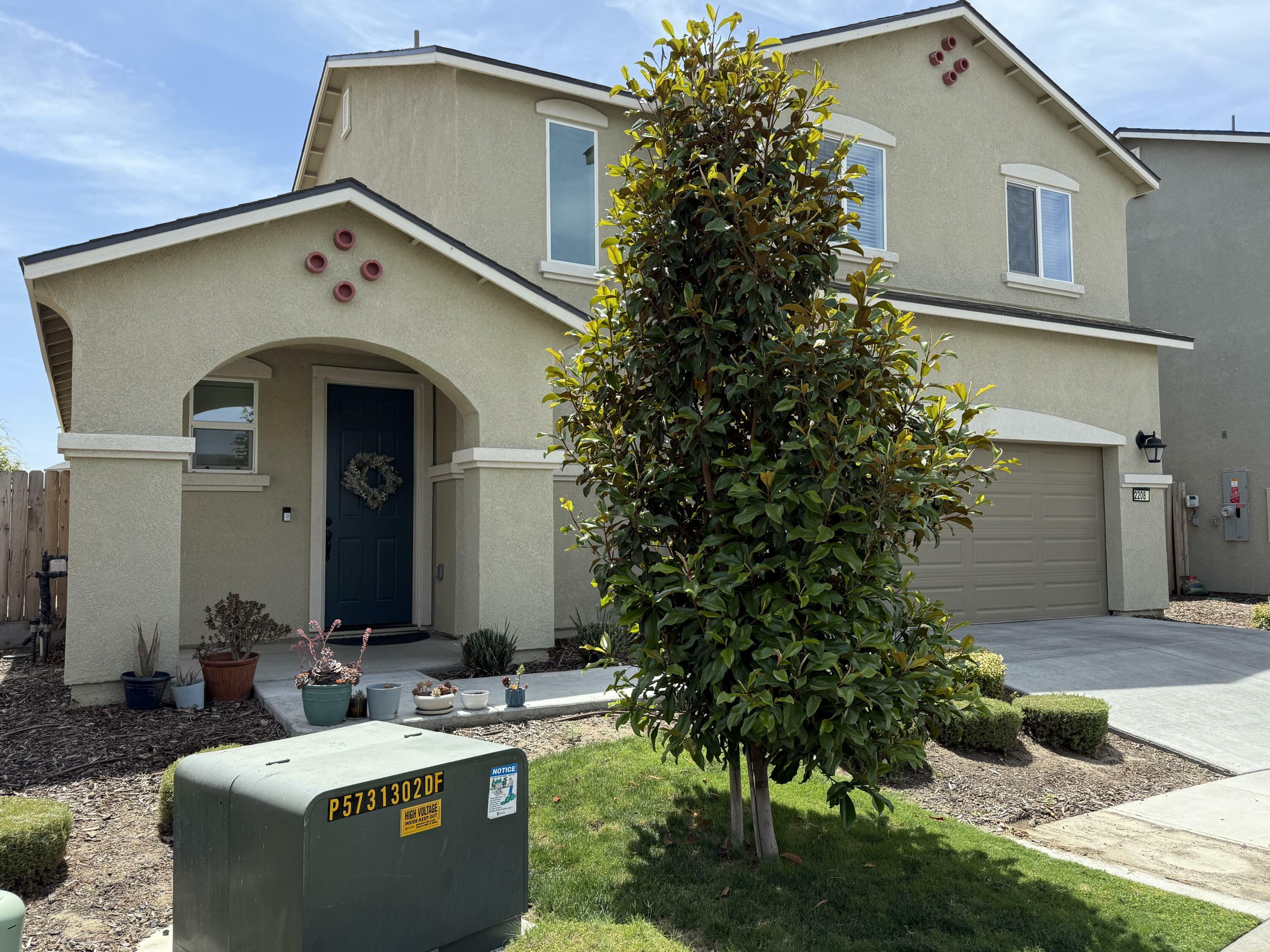 Property Photo: 2208 S Crumal Street CA 93292