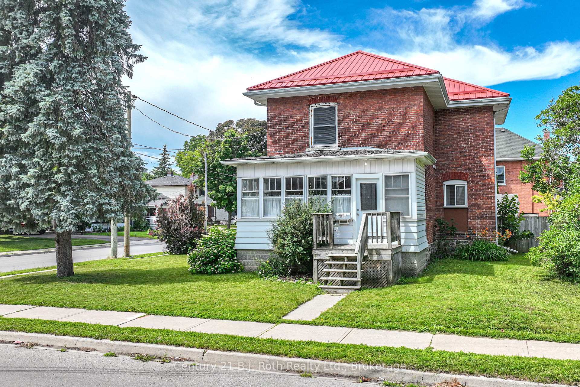 Property Photo: 33 Sussex Street S ON K9V 3E7