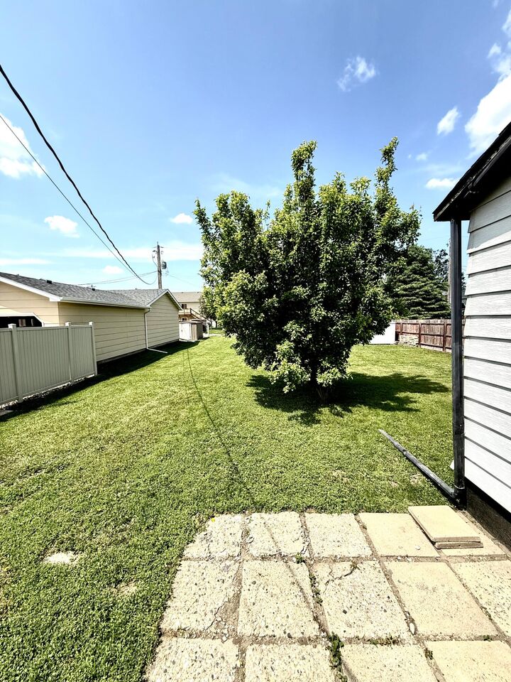 Property Photo:  1116 S Lloyd St  SD 57401 
