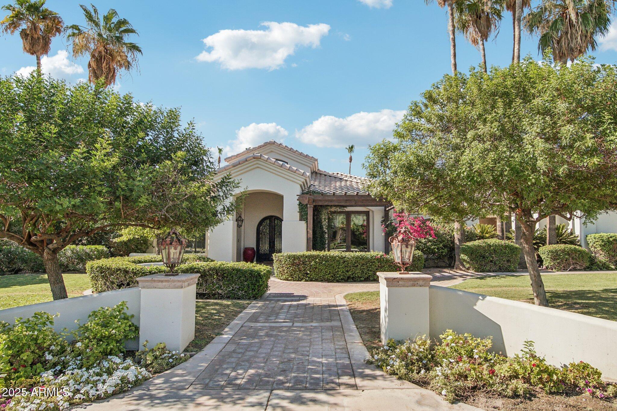 Property Photo: 1330 N 40th Street 1 AZ 85205