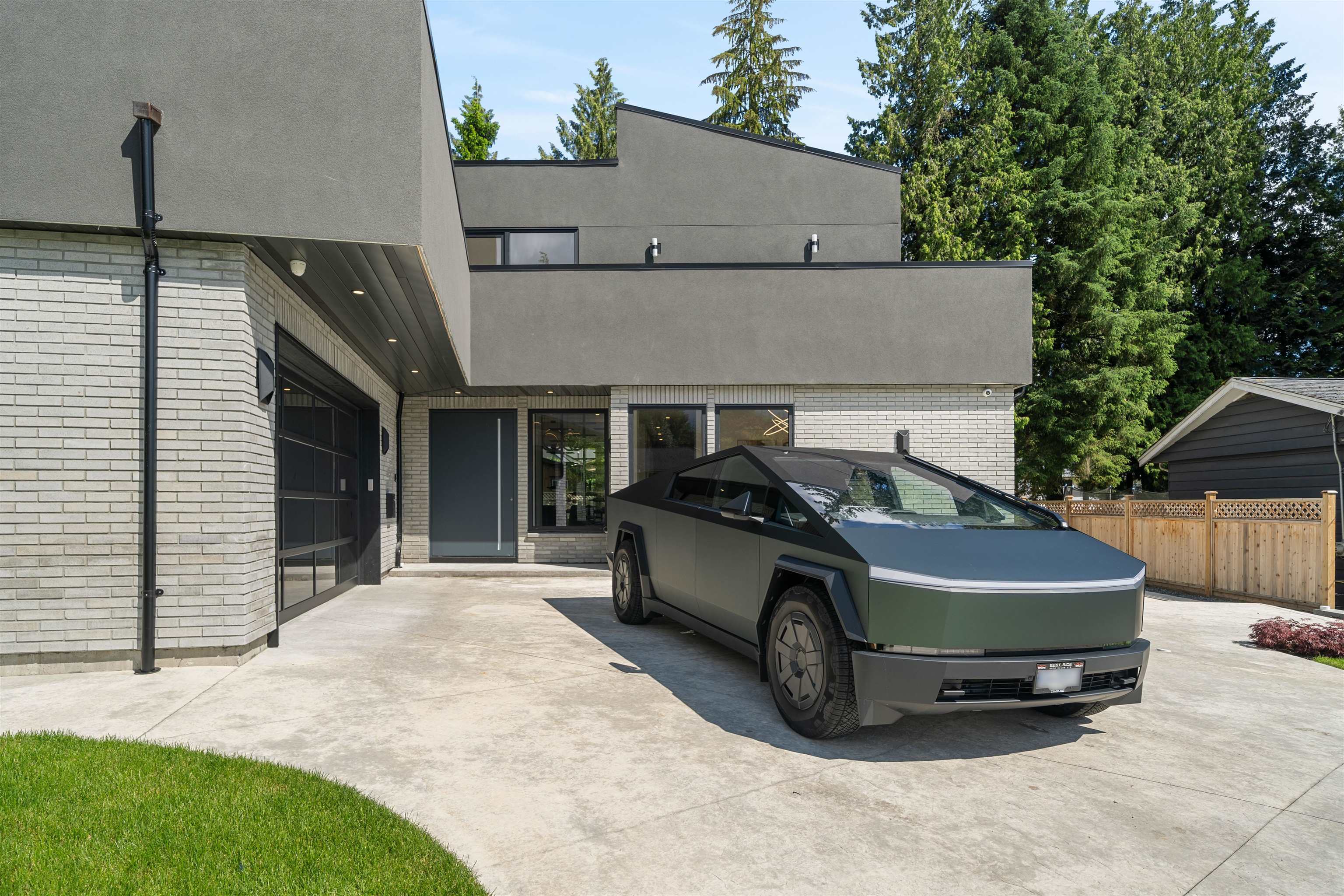 Photo de la propriété: 687 Poplar Street BC V3J 3K7