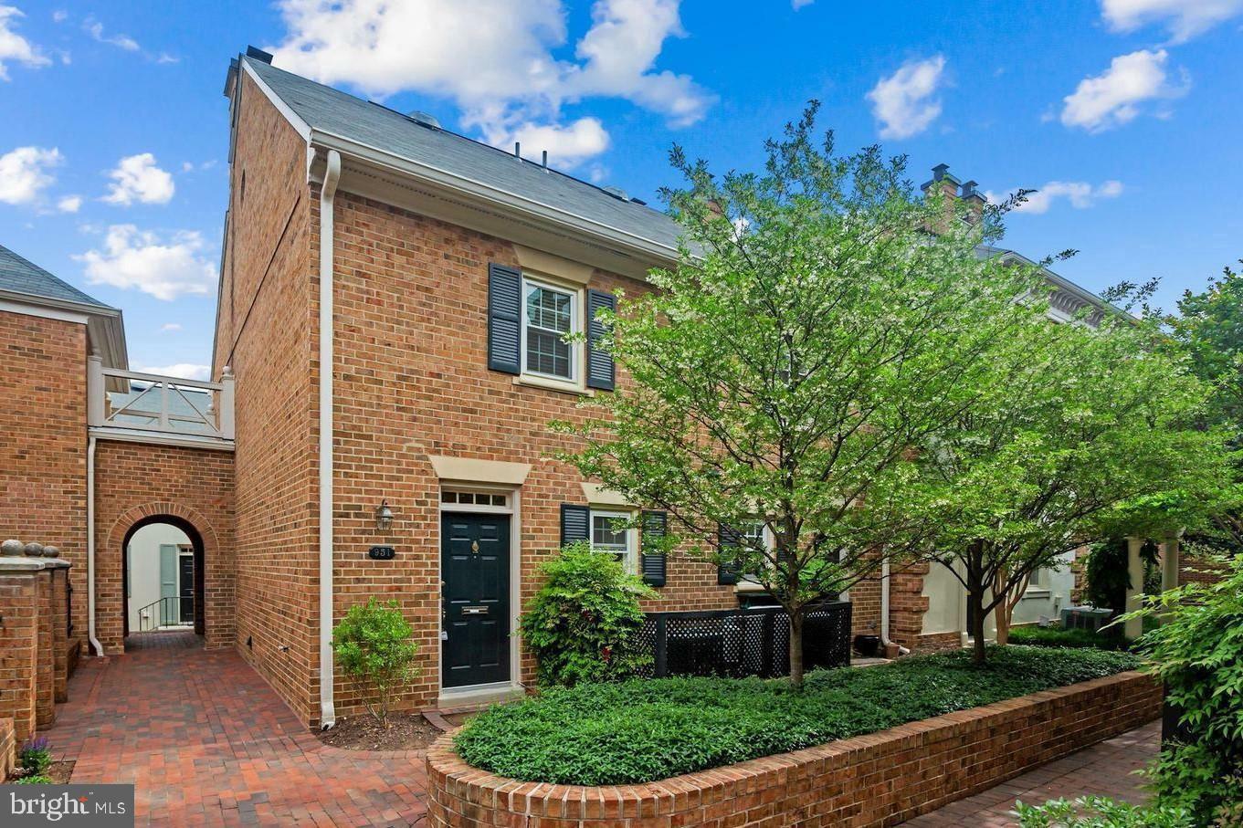 Property Photo: 951 N Pitt Street VA 22314