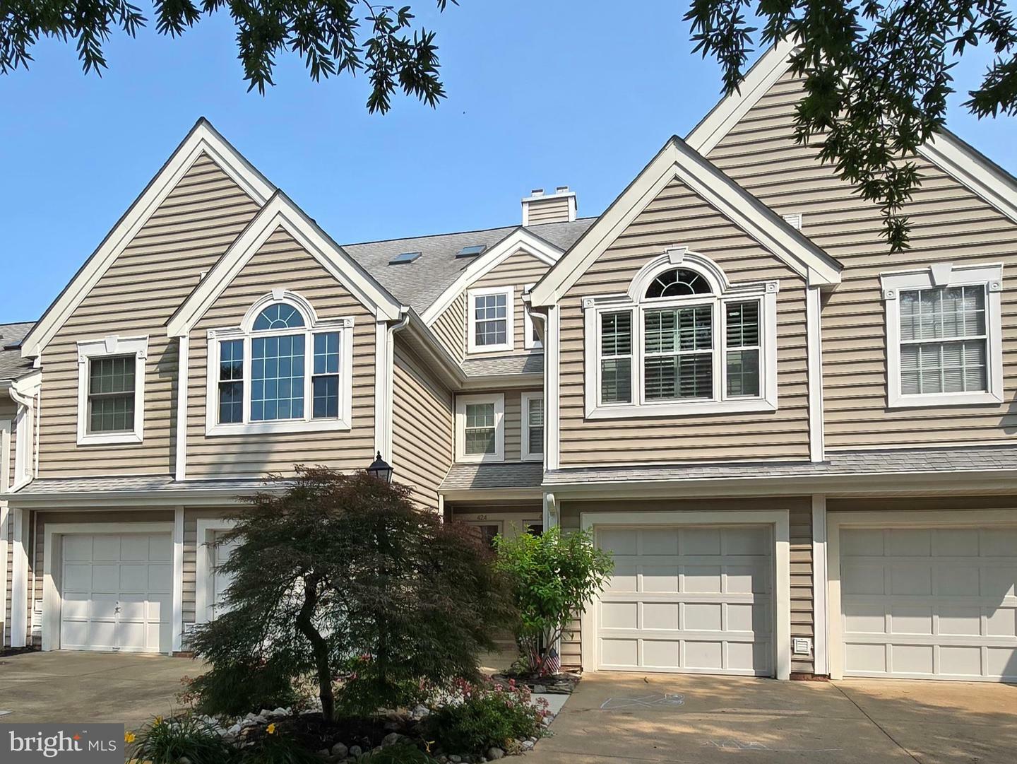 Property Photo: 426 Fortress Way VA 22125