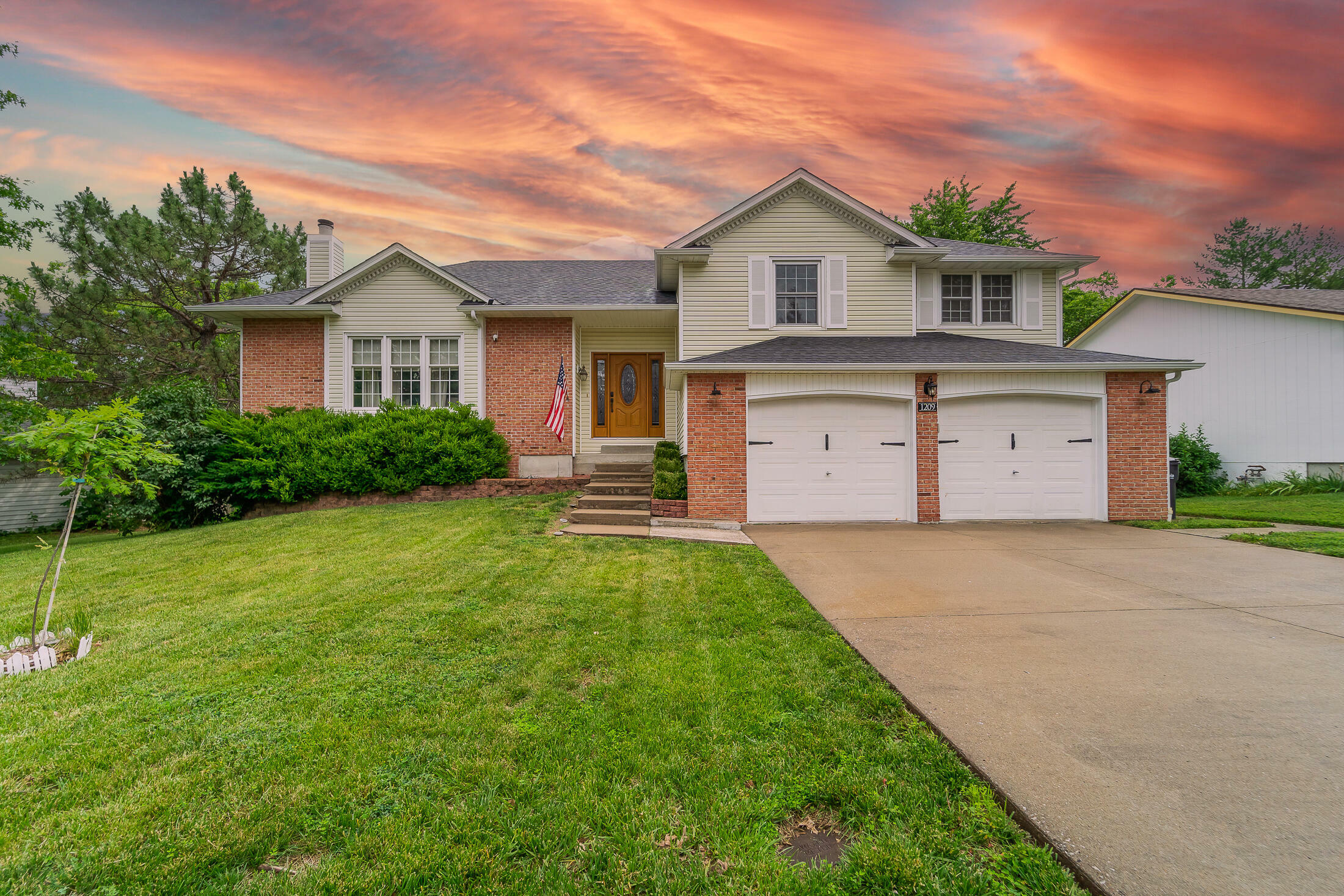 1209 S Bridgewood Dr  Columbia MO 65203 photo