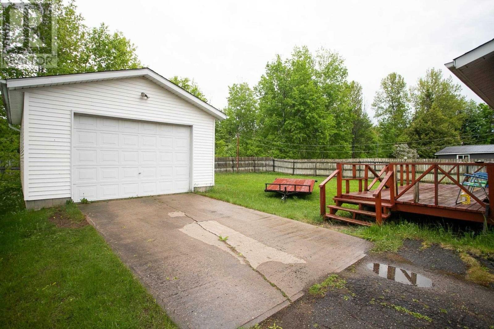 Photo de la propriété: 78 Arden St ON P6C 5K4