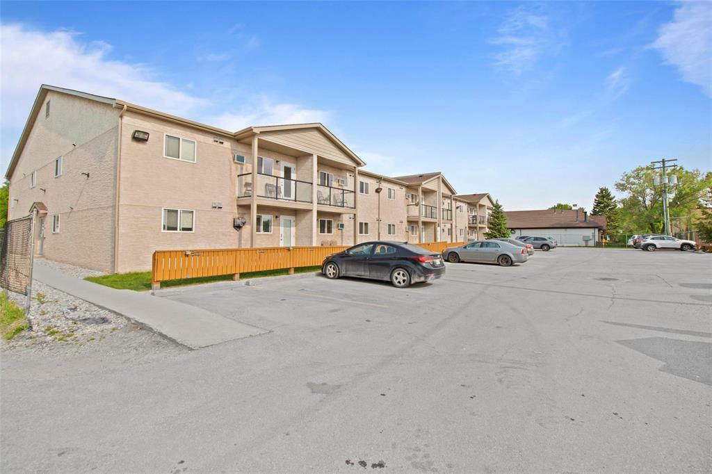 Property Photo: 670 Wayoata Street MB R2C 5N2
