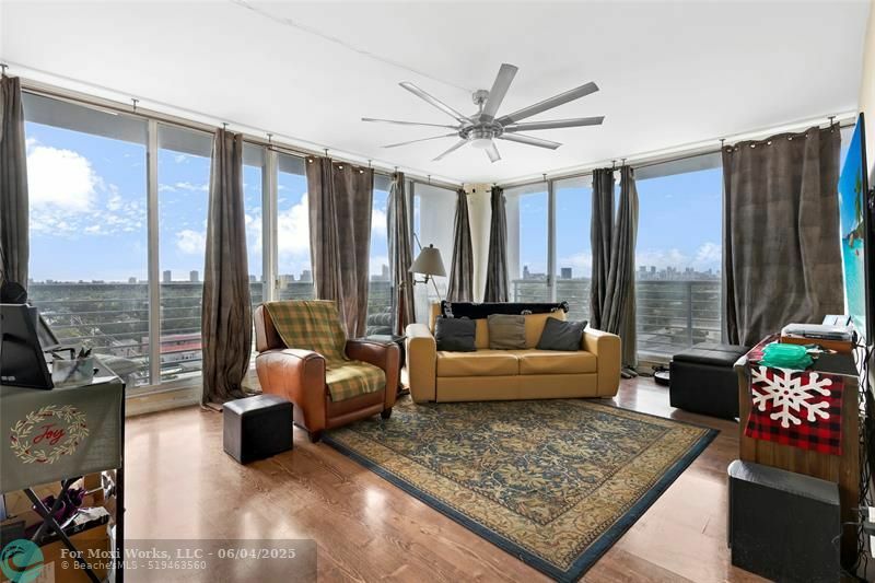 Property Photo: 1720 Harrison St 10A FL 33020