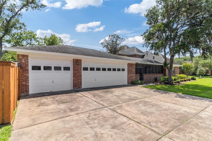 Property Photo:  51 Oak Hollow Circle  TX 77566 