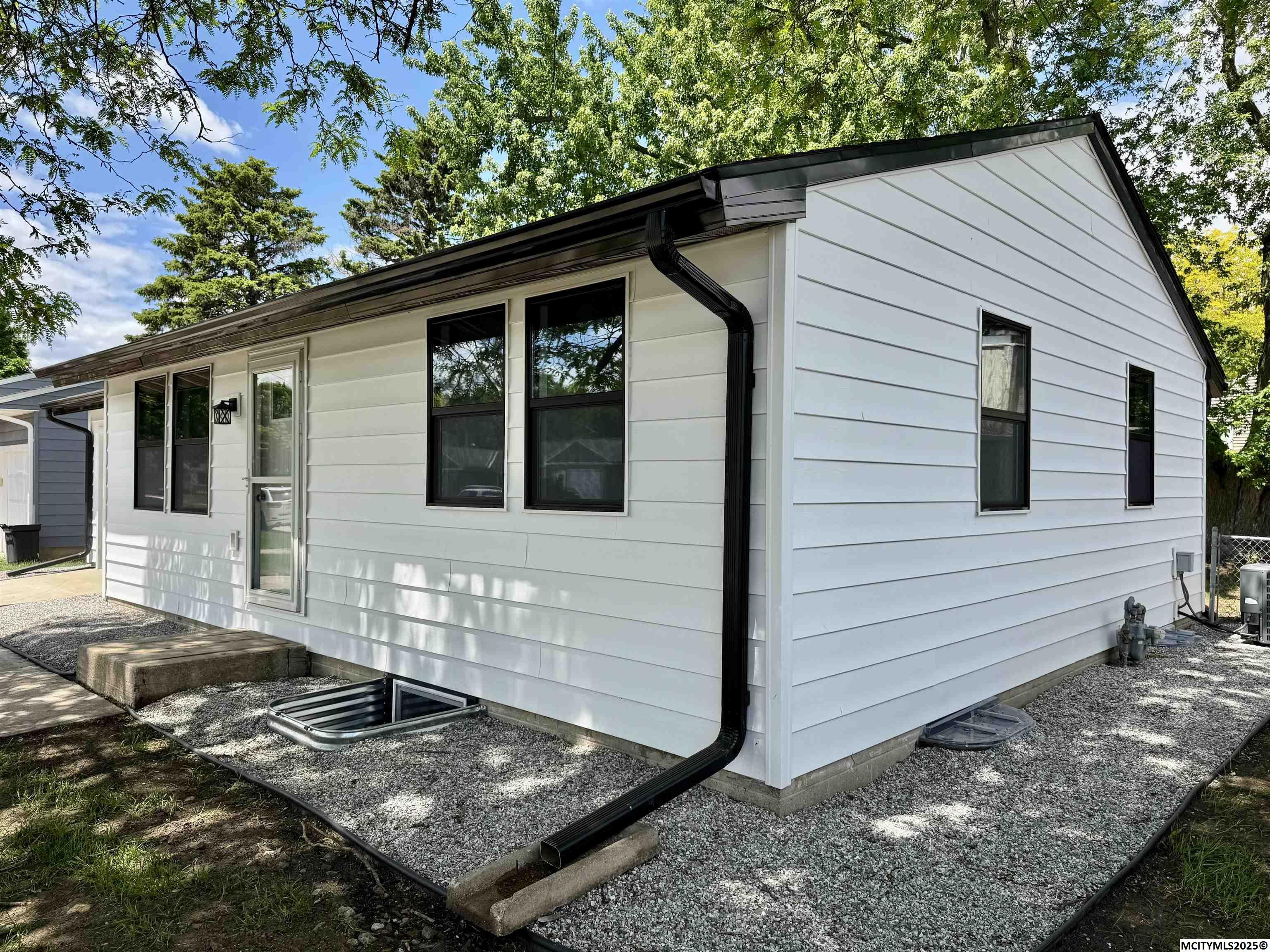 Property Photo: 424 23rd SW IA 50401