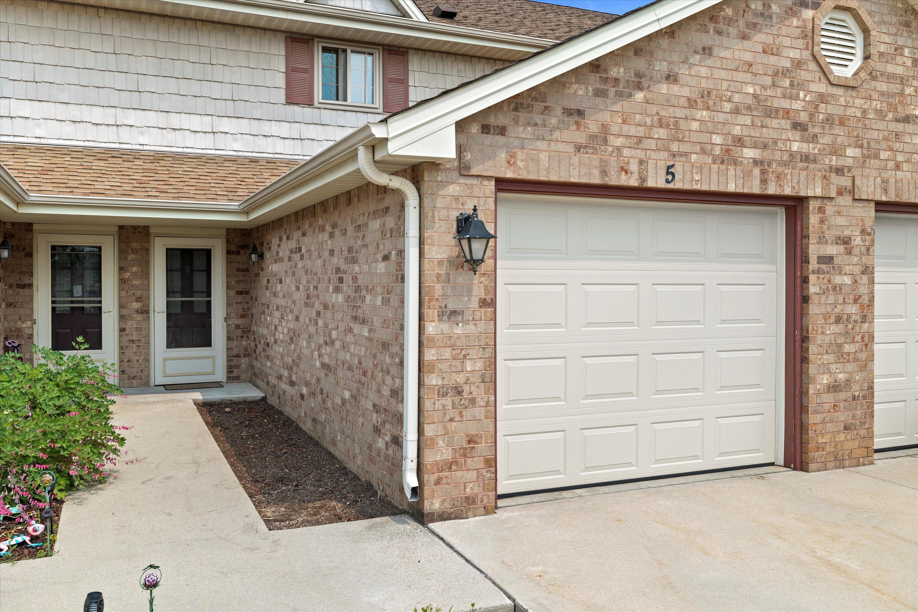 Property Photo:  1507 Clarence Ct 5  WI 53095 