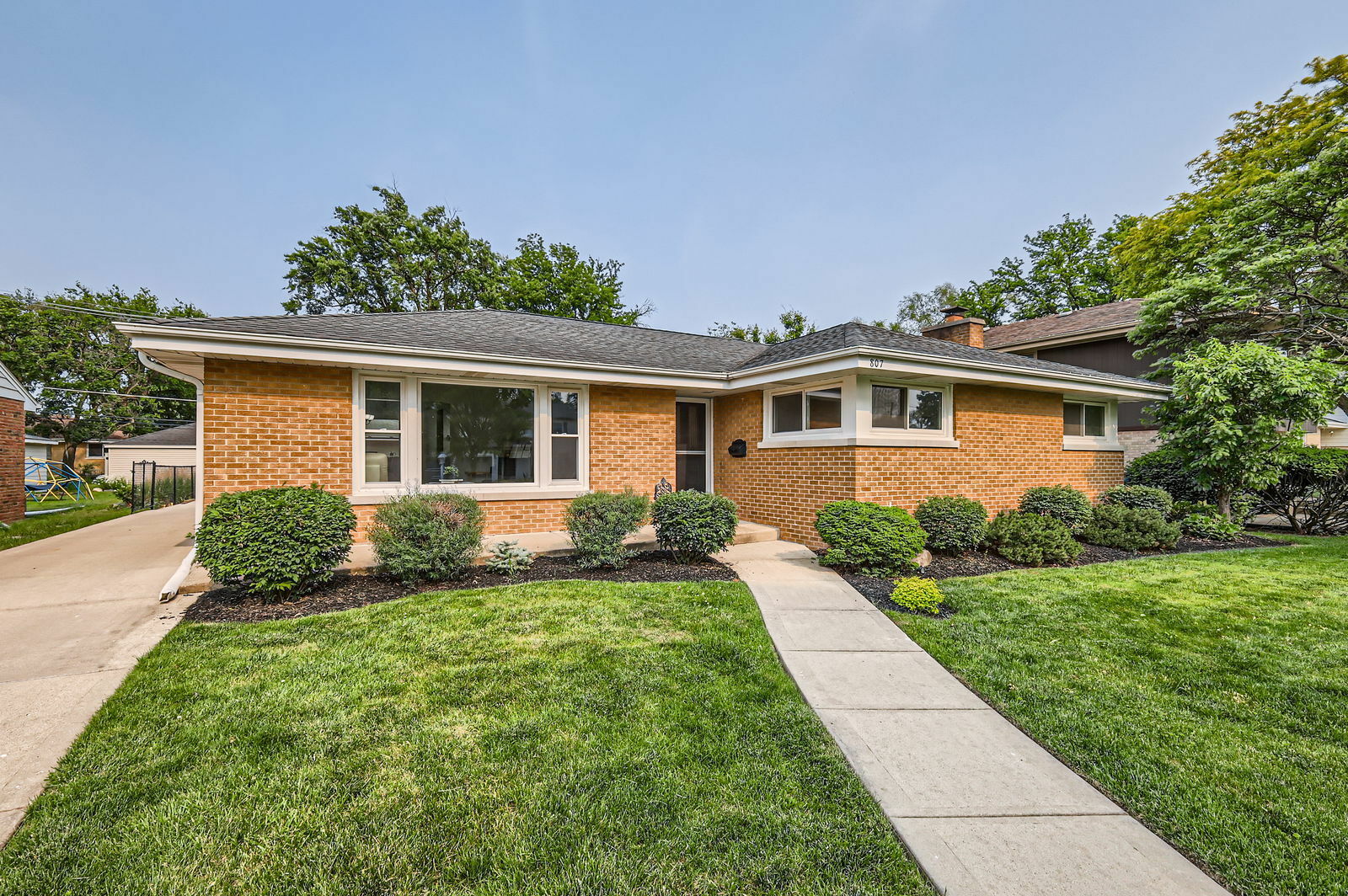 Property Photo: 807 S Saylor Avenue IL 60126