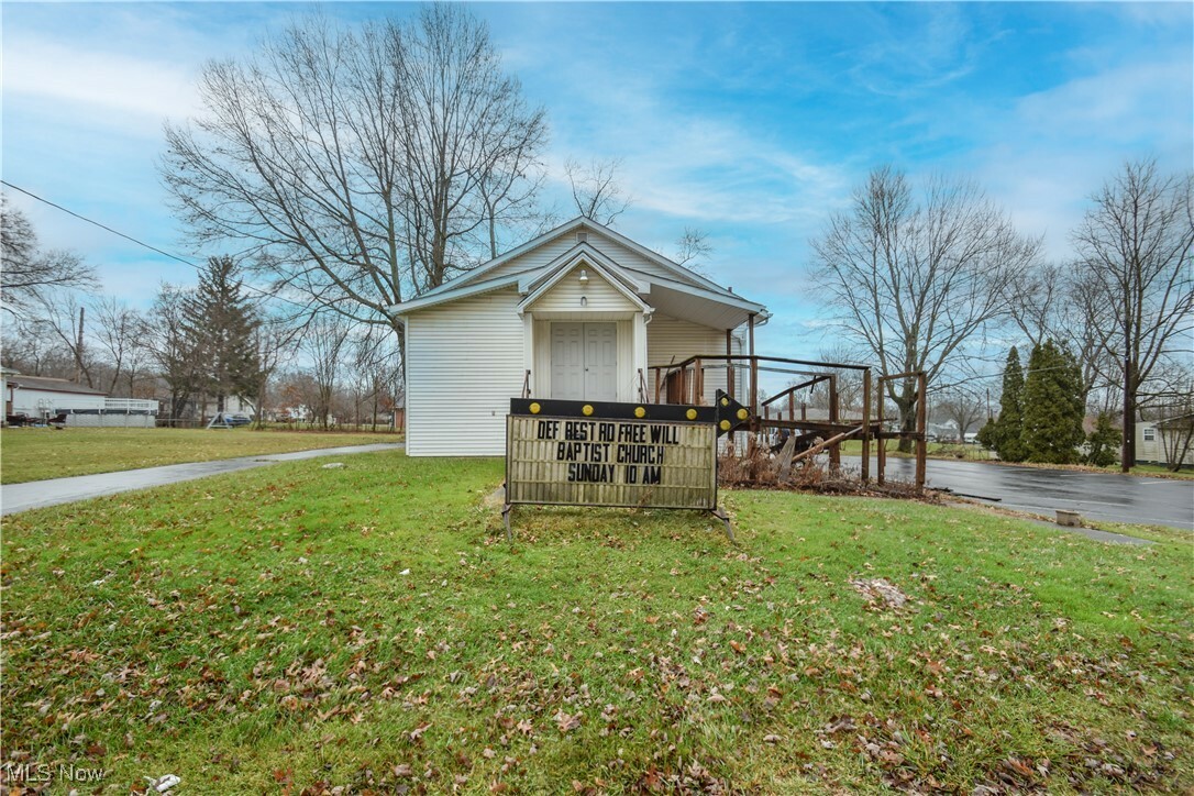 Property Photo: 1187 Deforest Road SE OH 44484