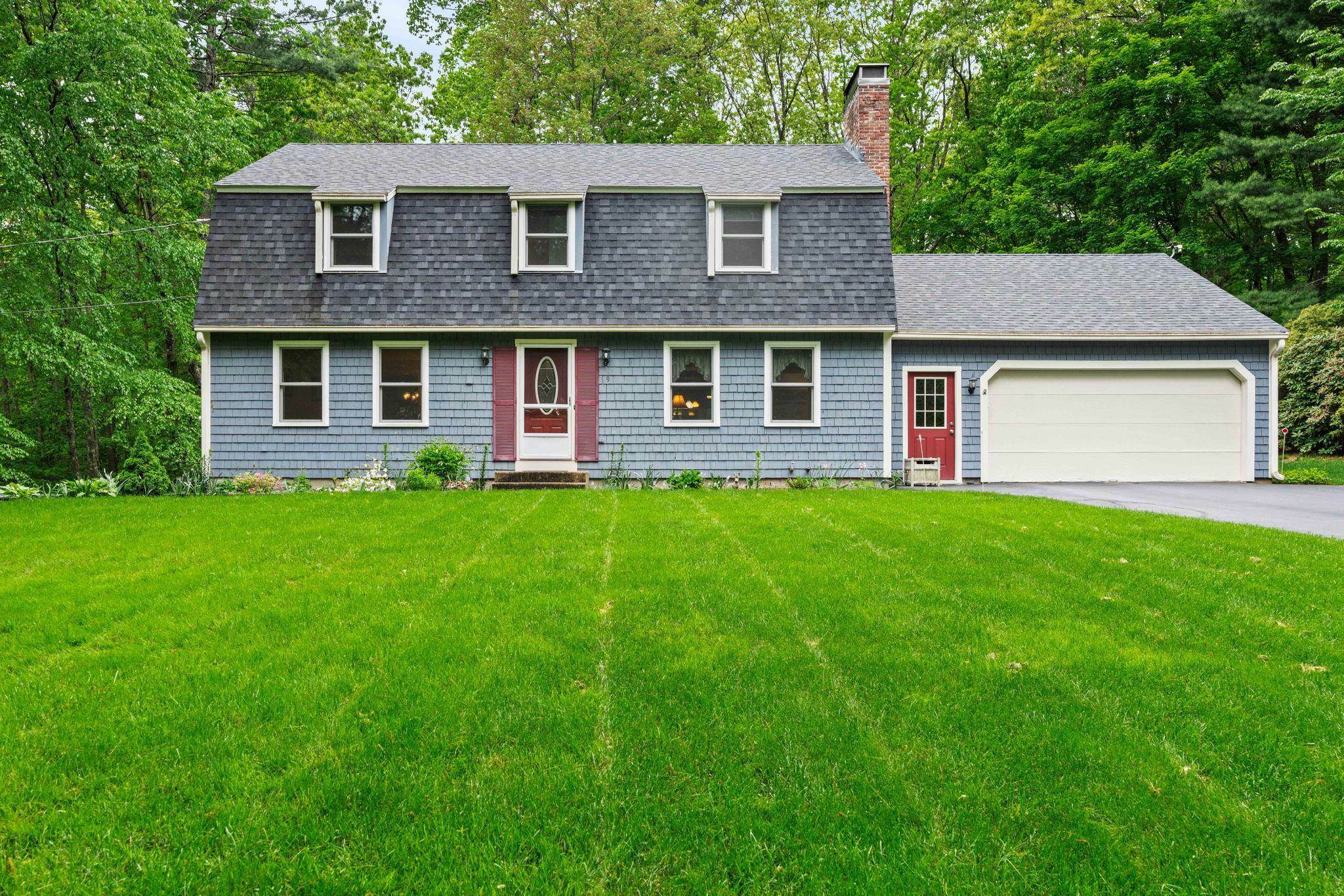 Property Photo: 9 Candlewood Drive NH 03031