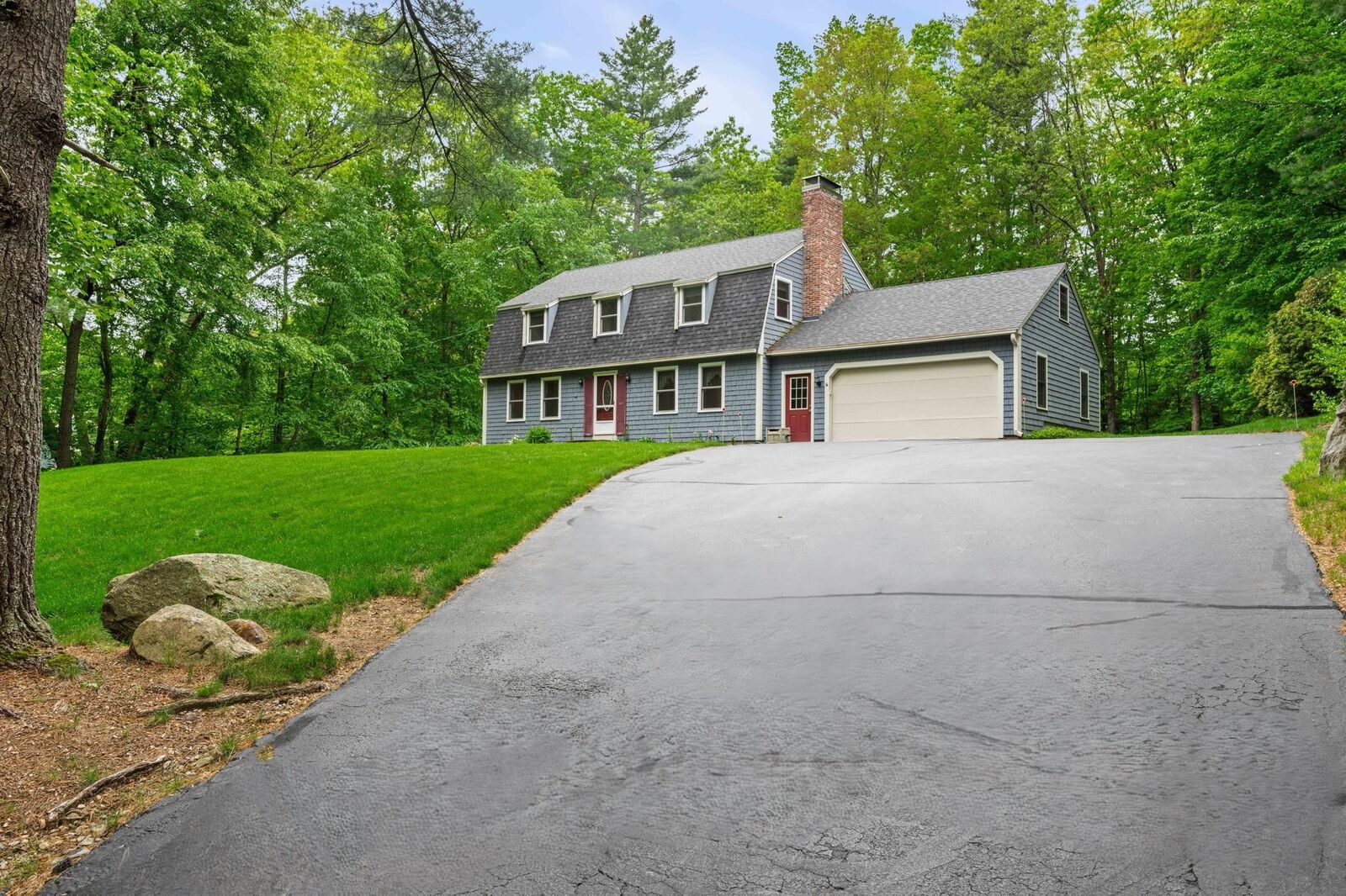 Property Photo: 9 Candlewood Drive NH 03031