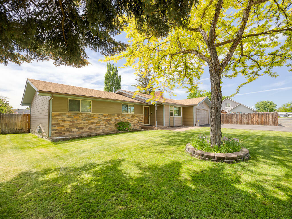Property Photo: 5030 Barry Avenue OR 97603