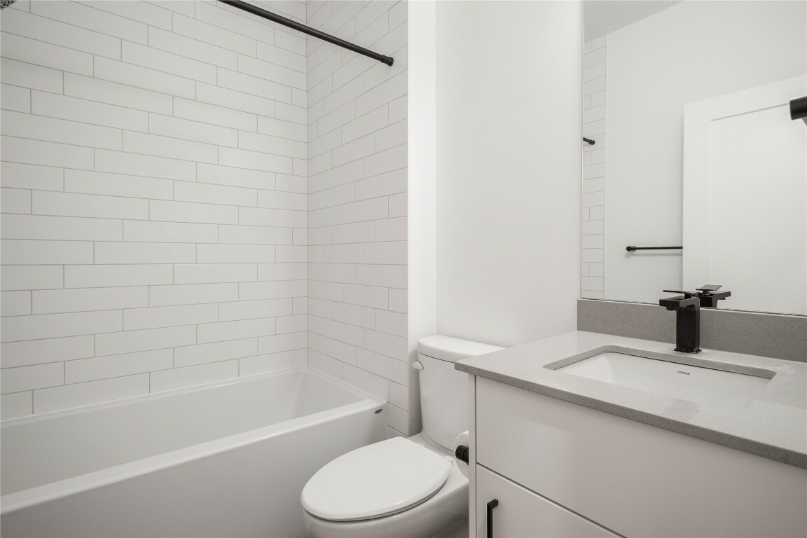 Property Photo: 660 Cawston Avenue 107 BC V1Y 9M1