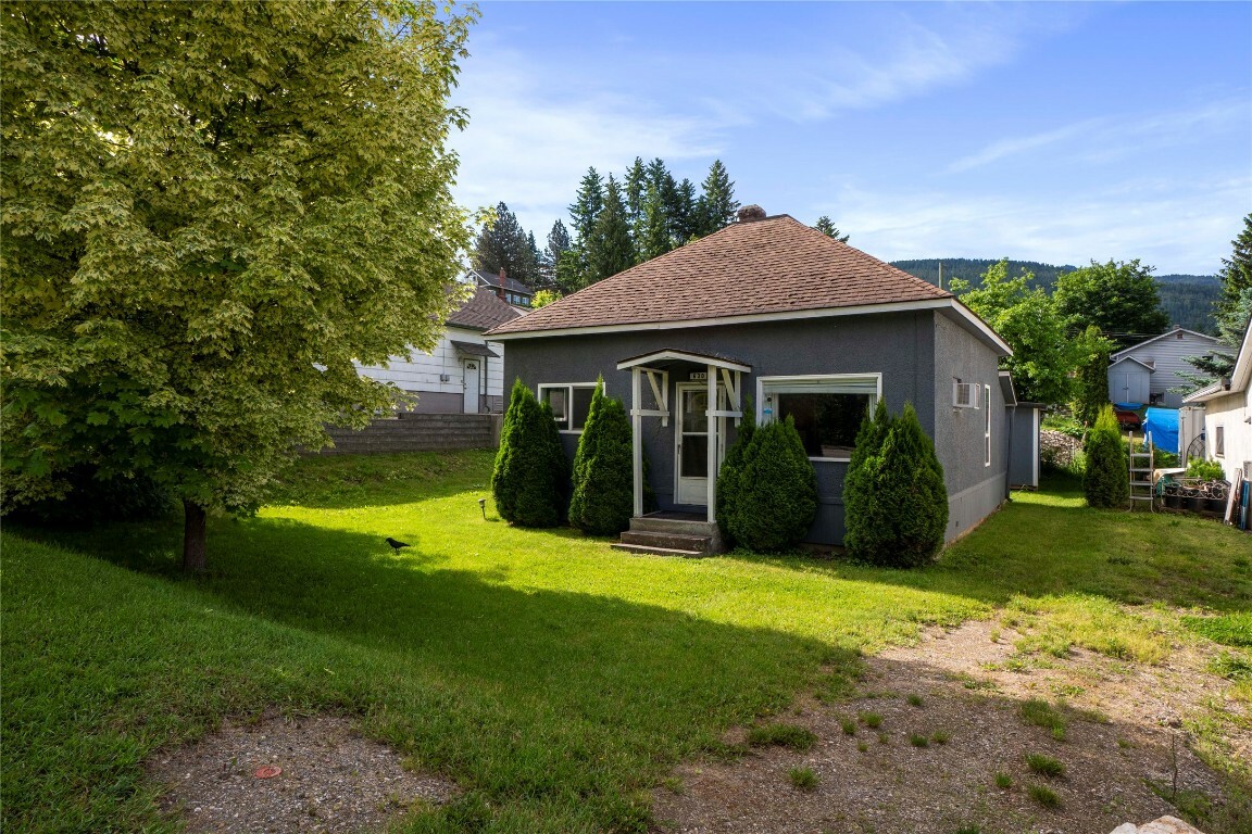 630 Okanagan SE Avenue  Salmon Arm BC V1E 1G7 photo