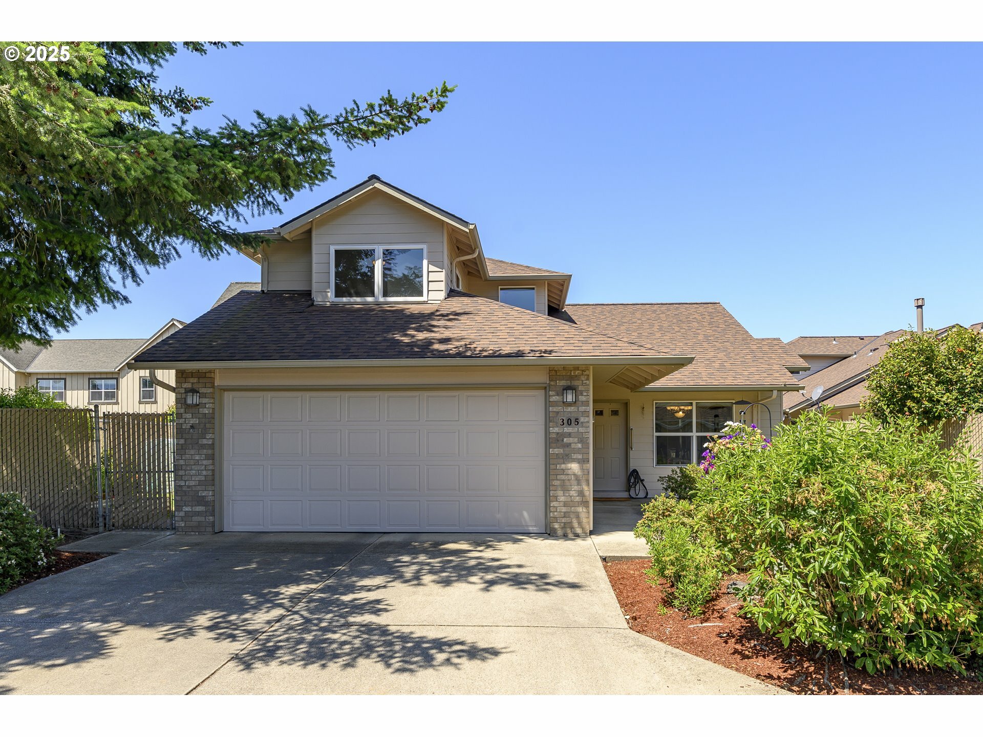 Property Photo: 305 NE Fircrest Pl OR 97128