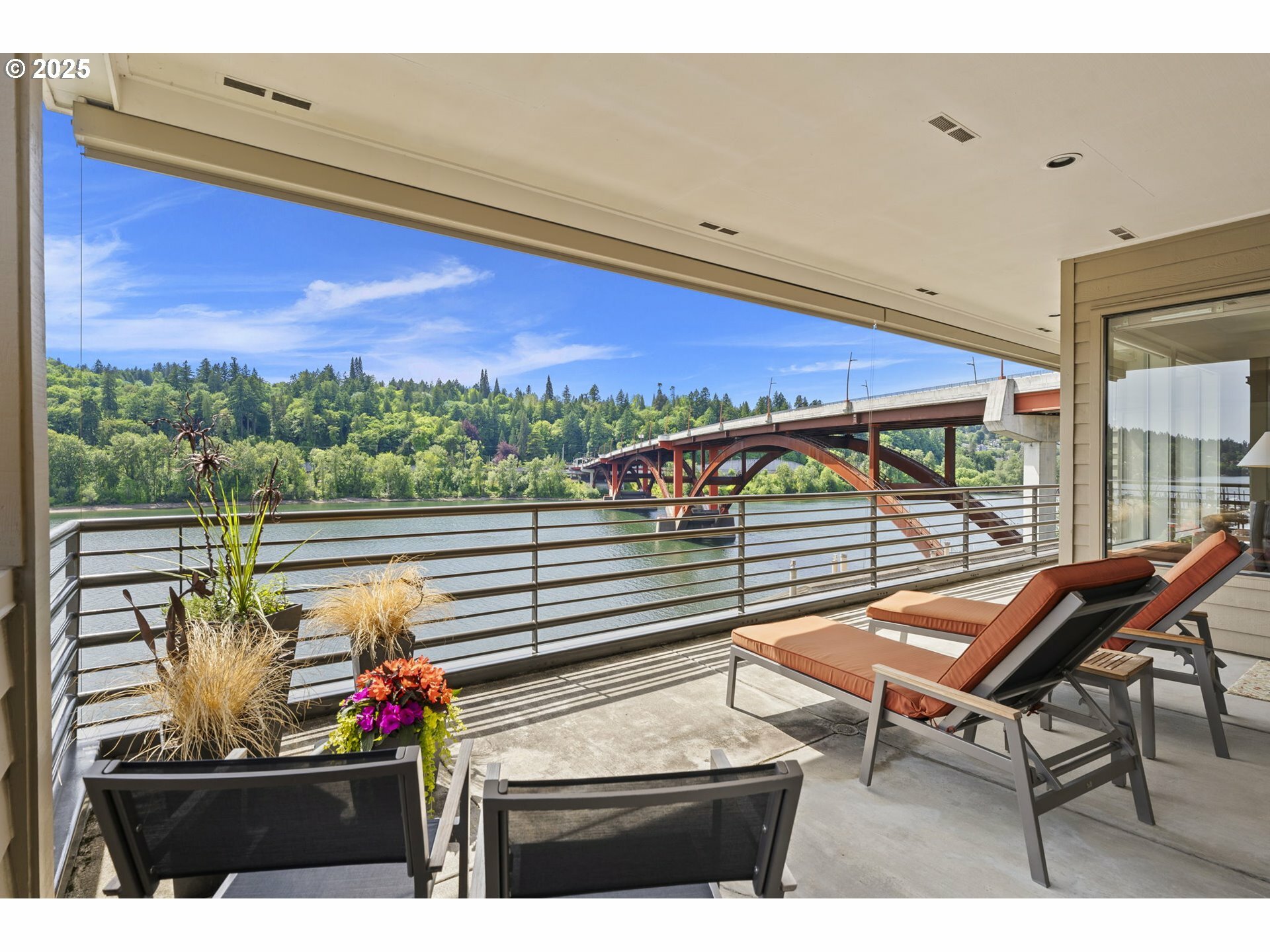 Property Photo:  242 SE Spokane St #6  OR 97202 