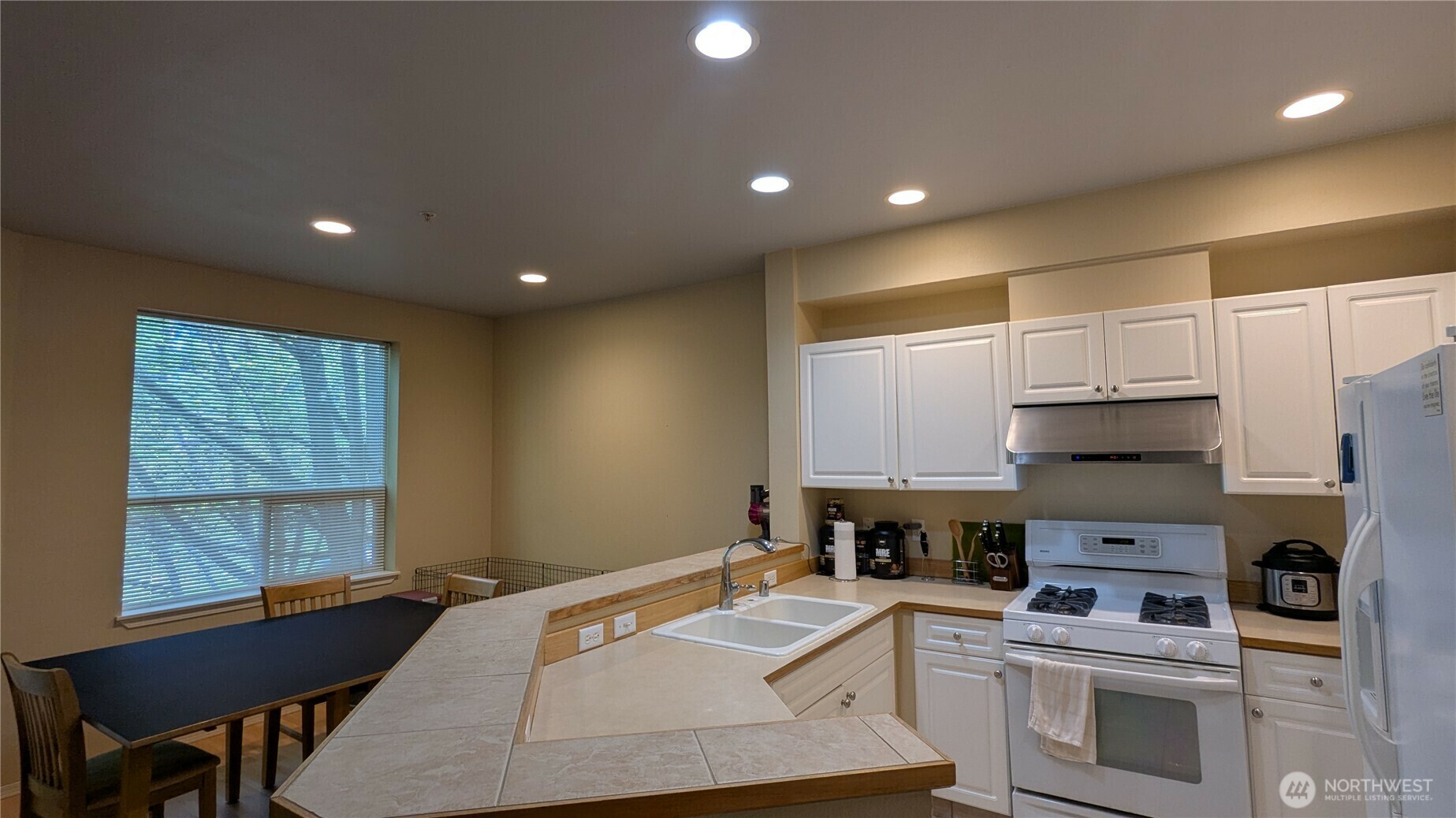 Property Photo: 12530 Admiralty Way F-201 WA 98204
